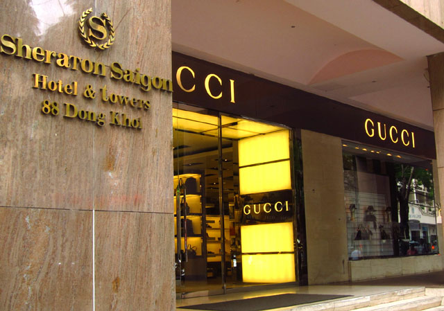 Mua hàng tại các store chính hãng của Gucci 