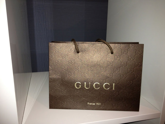 Chỉ Bạn cách phân biệt giày Gucci thật giả và giày fake