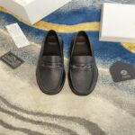 Giày lười Versace GV Signature Leather Loafers da nhăn màu đen