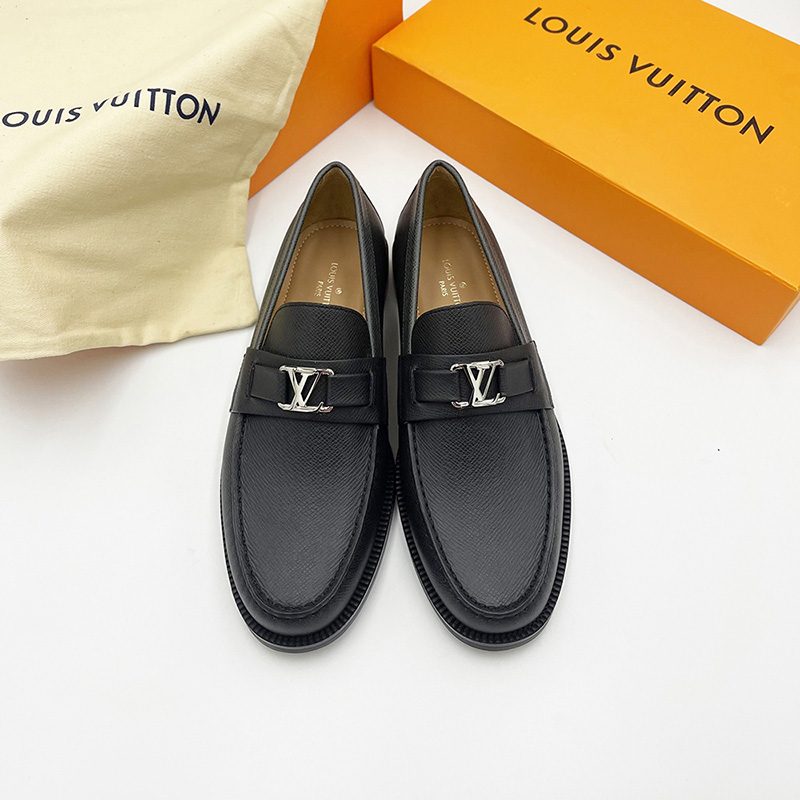 Giày lười Louis Vuitton like au Loafer Major da taiga khóa logo nhỏ