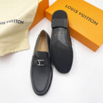 Giày lười Louis Vuitton like au Loafer Major da taiga khóa logo nhỏ