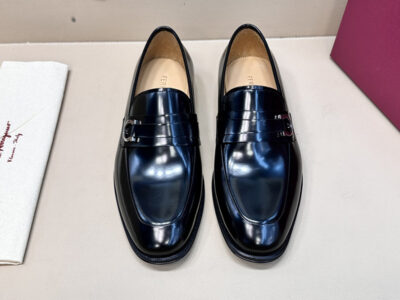 Giày loafer Ferragamo Gancini Ornamen khóa lẹch màu đen Like Auth