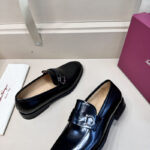 Giày loafer Ferragamo Gancini Ornamen khóa lẹch màu đen Like Auth